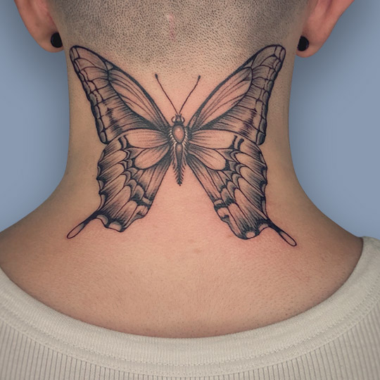 Tatuaje microrealismo de mariposa monarca en blanco y negro en cuello de mujer. Tatuaje de micro realismo de Santi H